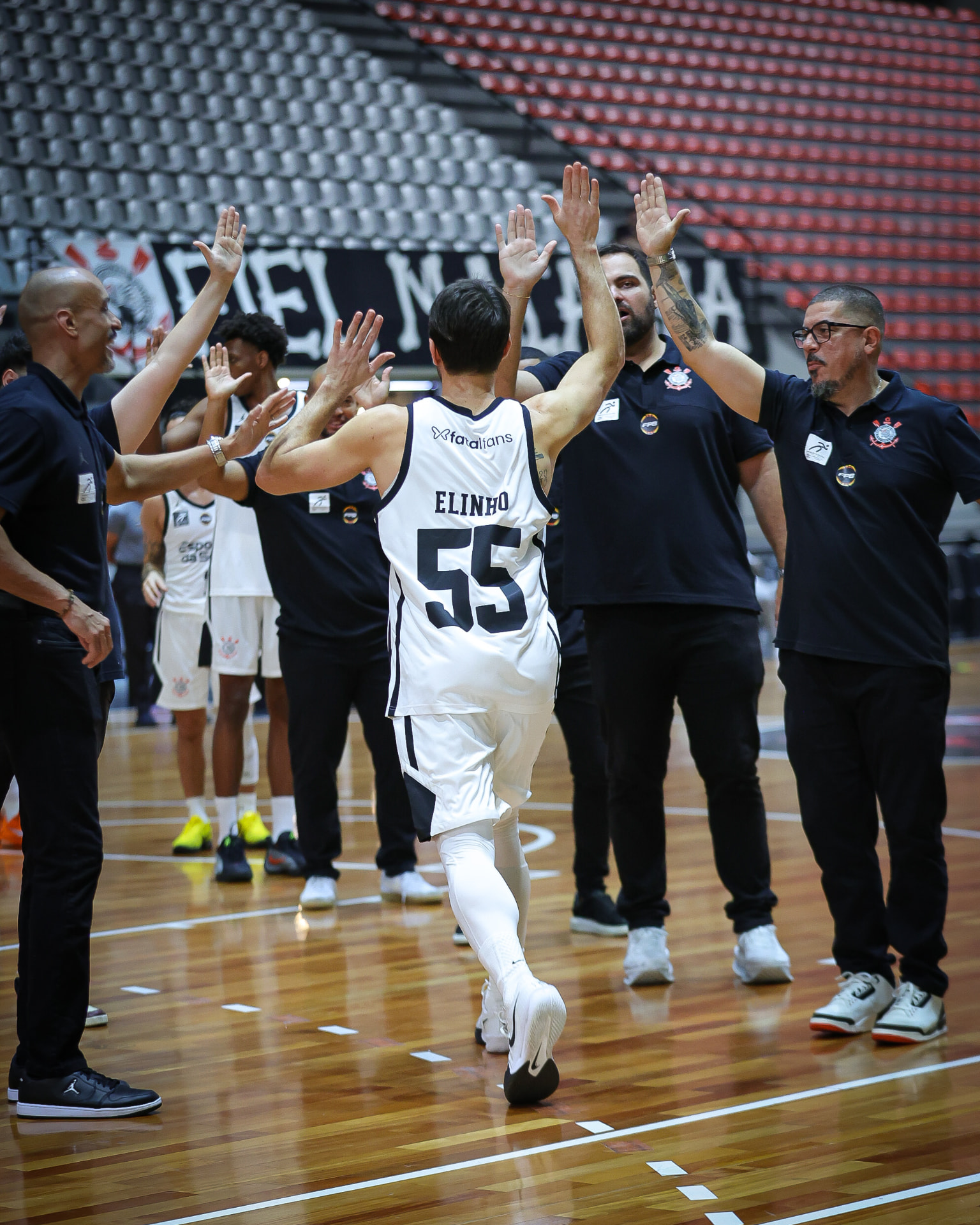 Elinho cumprimentando a comissão técnica